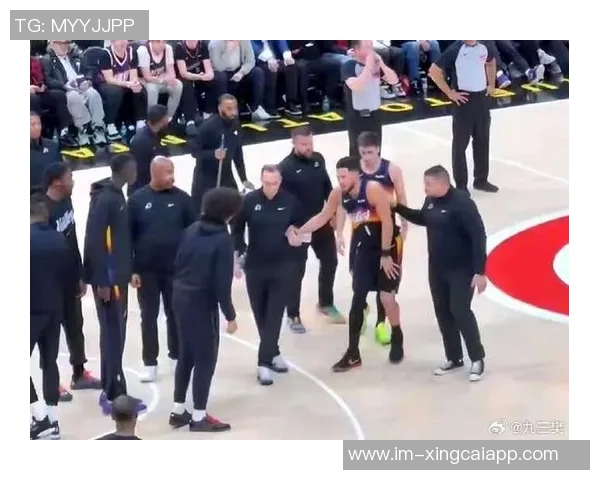 布克右脚踝重伤被队友搀扶回更衣室球队面临严峻考验